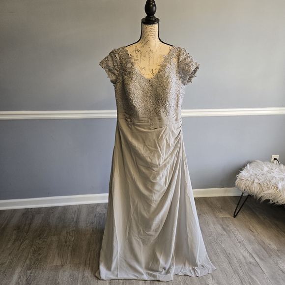 Dresses & Skirts - Elegant Lace Evening Gown in Gray/ Wedding Dress Size XL